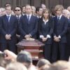 in 15 mila pei i Funerali di Mike