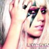 Lady Gaga scatenata: cade dal pianoforte