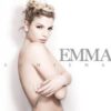 Emma mostra la schiena nuda e il cuore