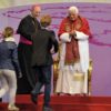 Il Papa abbraccia i giovani