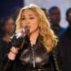 Un’inedita Madonna scherza nel backstage