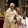 Messa di Natale, il Papa spinto a terra, sta bene!