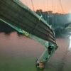 India: crolla ponte pedonale con sopra 400 persone, almeno 60 i morti