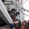 Ocean Viking, la nave arrivata al porto di Tolone. Piantedosi: “Reazione di Parigi totalmente incomprensibile”