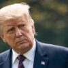 Donald Trump è in stato di arresto. L’ex presidente Usa saluta i suoi sostenitori: “Udienza surreale”