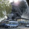 Pomeriggio di paura a Parma: vasto incendio in via Emilio Lepido, alta colonna di fumo e distrutto un magazzino