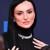 Arisa fa un passo indietro e cancella il post con la foto in topless