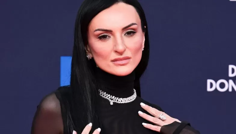 Arisa fa un passo indietro e cancella il post con la foto in topless