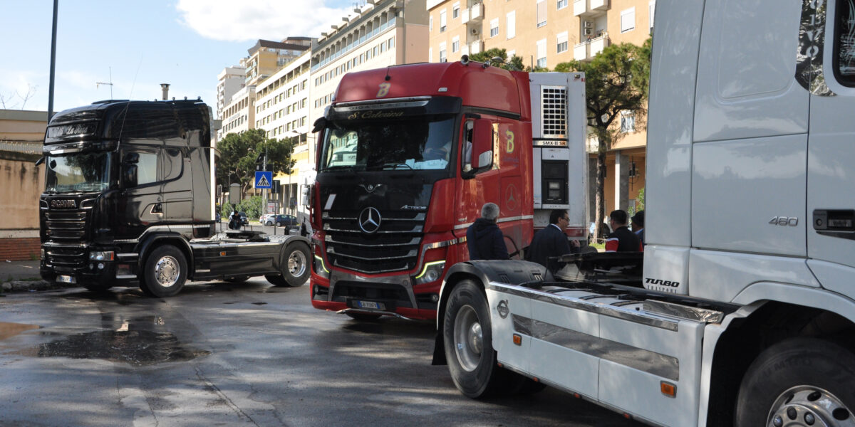 Caro gasolio, il Comitato trasportatori siciliani: «Camion fermi dal 15 al 20 ottobre»